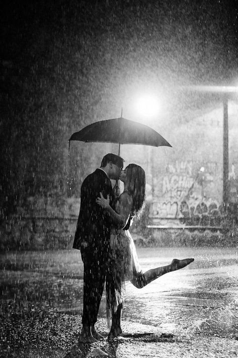 Engagement Session in the Rain Couple In Rain, Pinterest Engagement, Urban Engagement Photos, Black And White Couples, Urban Engagement, Kissing In The Rain, Outdoor Engagement Photos, Photo Couple, Rain Photography