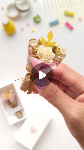 Teffy Gutiérrez | Crafter on Instagram: "Mini ramito eterno 💐 Tan bonito y tan chiquito. Está idea me pareció muy linda, no se marchitaran jamás y las podremos guardar para siempre. Un detalle muy único y lindo, que quien lo reciba lo amará. Solo necesitas 21 corazoncitos para armar está bellecita. #diy #diycraft #diyvalentines #papercrafting #craftinspiration #cuteideas #flowers #diygifts" How To Make Mini Bouquet, How To Make Mini Paper Flowers, How To Make Paper Flower Bouquet, Diy Mini Flowers, Mini Flowers Diy, Mini Bouquet Diy, Floral Centerpieces Diy, Mini Bouquet Flowers, Mini Ramos