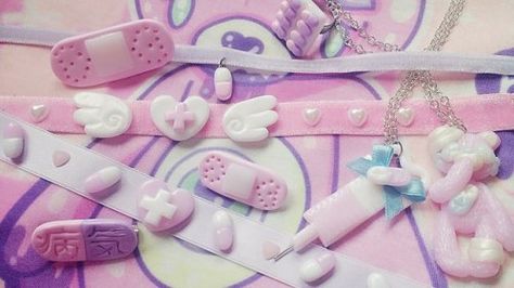 Goth Pastel Aesthetic, Cute Kawaii Pictures, Yami Kawaii Aesthetic, Colorful Goth, Menhera Fashion, Yumi Kawaii, Menhera Kei, Kawaii Pictures, Cute Aesthetics