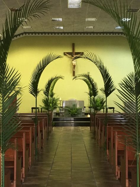 Advent Church Decorations, Lent Decorations For Church, Palm Sunday Decorations, Palm Sunday Crafts, Church Altar Decorations, Easter Flower Arrangements, Church Inspiration, Church Easter Decorations, Catholic Decor