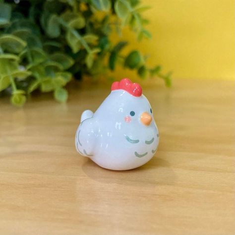 Silly Clay Things, Easy Small Clay Ideas, Air Dry Clay Chicken, Clay Figurines Diy, Polimery Clay Ideas Cute, Cute Small Clay Ideas, Mini Ceramic Ideas, Cute Clay Figures, Air Dry Clay Figures