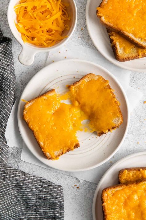 Easy Toast, Pub Cheese, Cheese Toast Recipe, Cheddar Recipes, Breakfast Cheese, Toast In The Oven, Easy Cheese, Baked Cheese, Cheese Toast