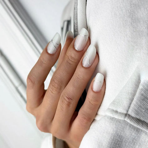 💅 Subliniază puritatea și eleganța cu o manichiură albă și accente argintii care vor fura privirile! ✨ De la un alb imaculat la sclipiri subtile de argintiu, această combinație aduce o doză subtilă de glamour în fiecare atingere. ���💕 White Silver Nails, Fall Eye Makeup, Pink White Nails, White And Silver Nails, Manicure Inspiration, Glitter Gel Nails, Winter Nail Art, Short Acrylic Nails Designs, Silver Nails