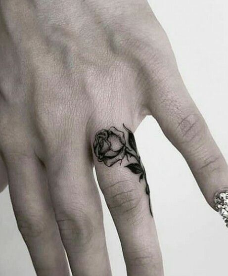 Finger Tattoo For Men, Cover Up Finger Tattoos, Pinky Tattoo, Finger Rose Tattoo, Finger Tattoo Ideas, Cover Up Tattoos For Women, Toe Tattoos, Tato Minimal, Rose Hand Tattoo