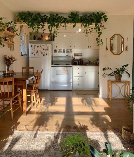 Cottagecore Apartment, Cottagecore Kitchen, Aesthetic Apartment, Deco Studio, Apartment Bedroom Decor, Casa Vintage, Kitchen And Dining Room, Apartment Aesthetic, Sopot