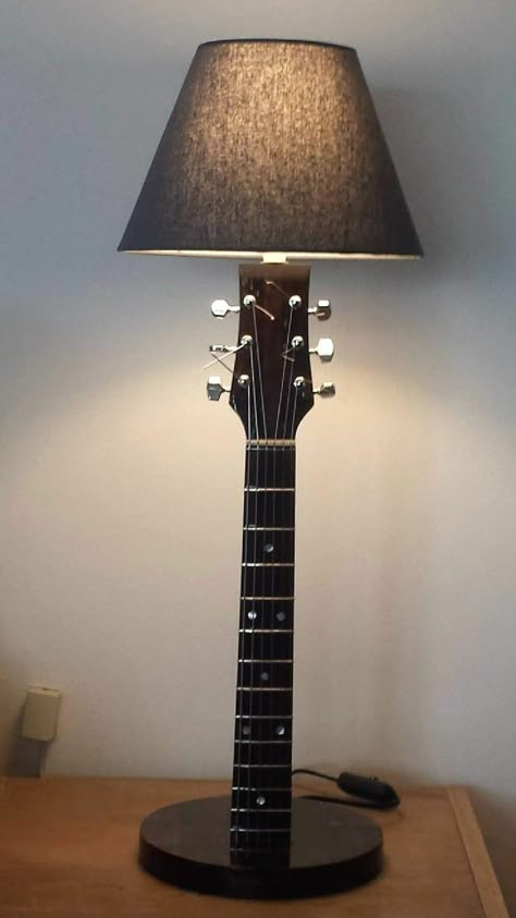 Guitar Lamp Diy, Guitar Diy Decor, Repurpose Guitar, Diy Music Decor, Music Decor Ideas, Guitar Furniture, Guitar Deco, Guitar Decor Ideas, Guitar Art Diy