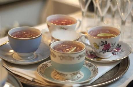 Tea cup cocktails I must do this! So cute! Wedding Tea Cups, Iced Tea Cocktails, Cups Ideas, Alice And Wonderland, Cocktail Serving, Tea Cocktails, Wedding Drink, Vintage Style Wedding, Tea Cups Vintage