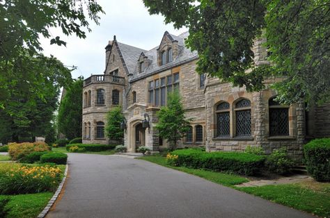 Old Fashion Mansion, Tudor Manor, Big Old Houses Mansions, Vintage Mansion Aesthetic Exterior, Old Stone Mansion, Hermitage Grand Manor, Old English Manor, Huge Old Money Mansion, Castle House Design