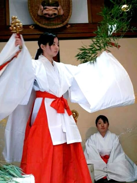 巫女舞 Miko(Shinto shrine maiden) dance Kikyo Cosplay, Elven Princess, Heian Era, Japanese Shrine, Shrine Maiden, Shinto Shrine, Asian History, Japanese Outfits, Vintage Japan