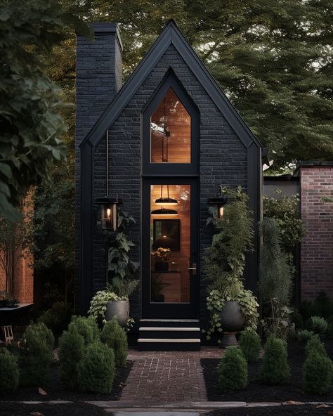 Living In A Tiny Black Tiny House Exterior, Black Houses Exterior, Tiny House Black, Tiny Houses Ideas, Black Small House, Unique Tiny Houses, Tiny Townhouse, Chic Architecture, Hermit Mode