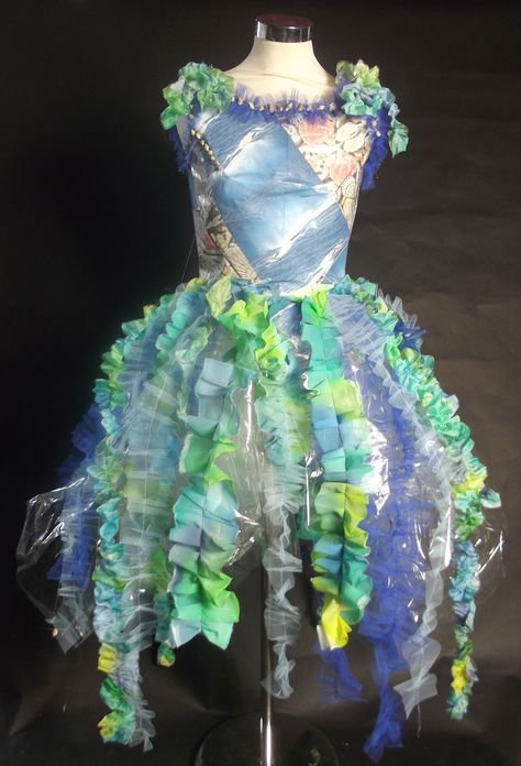 Sealife themed dress, paper and dyed silk. Higher outcome. Water Themed Dress, Junk Kouture Ideas, Ocean Themed Dress, Recycled Gown, Junk Kouture, Recycled Costumes, Ocean Dress, Fashion Design Classes, Dress Paper