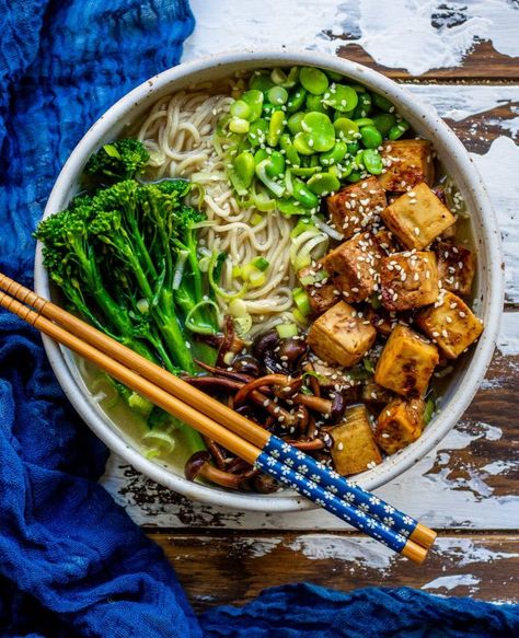 Miso Noodle Soup, Asian Soup Noodle, Miso Soup Recipe, Tofu Soup, Cycle Syncing, Eat In A Day, Asian Soup, Crispy Tofu, Noodle Soup Recipes