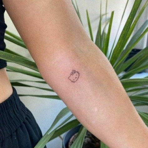 Tatuaje Hello Kitty, Dr Tattoo, Hello Kitty Tattoos, Petite Tattoos, Tattoos For Black Skin, Cute Little Tattoos, Cute Tiny Tattoos, Discreet Tattoos, Dainty Tattoos