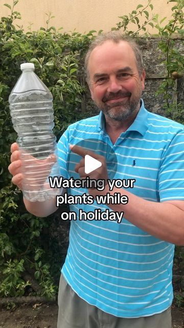 Simon Akeroyd on Instagram: "How to keep your plants watered whilst you are on holiday! #gardening #wateringplants #growyougroceries #growyourownfood" How To Water Plants When On Vacation, Best Plants To Grow In Water, Diy Plant Waterer, Watering Plants While On Vacation, Plant Watering Hacks, Self Watering Garden, Plant Waterer, Plant Watering System, Self Watering Plants