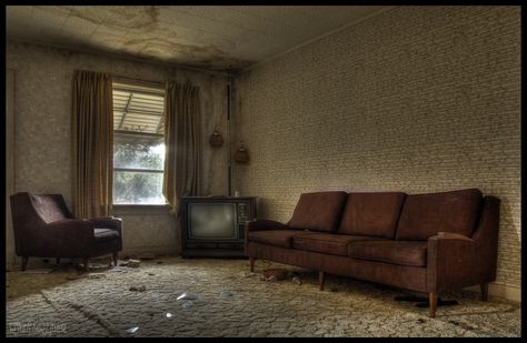 Living room in an abandoned house in rural Ontario. Run Down Living Room, Abandoned Living Room, Horror Living Room, House Living Room Modern, Abandoned Apartment, Abandoned Room, Empty Living Room, Old Living Room, Creepy Old Houses