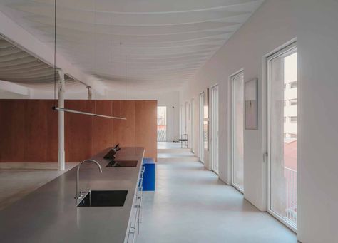 Home Tour | Vasto Gallery by Mesura Barcelona Flat, Stainless Steel Kitchen Counters, Industrial Workspace, Industrial Studio, Galleries Architecture, Industrial District, Barcelona Apartment, Gallery Space, Industrial Space