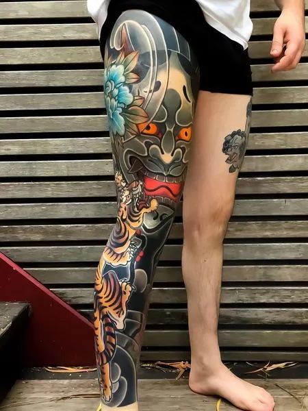 Japanese Leg Tattoo Thigh Sleeve Tattoo, Tattoo Leg Sleeve, Tato Tradisional, Man With Tattoos, Japanese Leg Tattoo, Japanese Tattoos For Men, Tattoo Japanese Style, Hannya Mask Tattoo, Japanese Legs