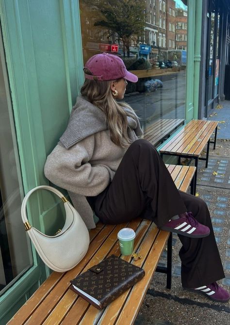 Burgundy Sneakers Outfit, Chica Chola, Looks Adidas, Burgundy Sneakers, Burgundy Leather Jacket, Adidas Samba Outfit, Latina Outfits, Samba Outfit, Stile Hijab