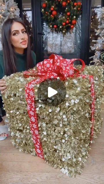 Diy Christmas Present Boxes Decor, Giant Xmas Decorations, Giant Presents Decoration, Diy Large Snowman, Garland Making, Christmas Present Boxes, Wreath Frames, Diy Christmas Presents, Boxes Diy