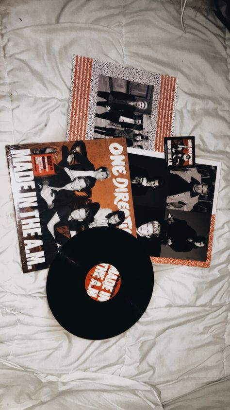 one direction made in the am vinyl #vinyl #onedirection #harrystyles #onedirectionvinyl #niallhoran #MITAM #louistomlinson #doublelp #liampayne #recordcollection #onedirectionrecord Am Vinyl, 1d Aesthetic, Four One Direction, Hannah Wells, One Direction Lockscreen, Vinyl Aesthetic, One Direction Wallpaper, Vinyl Cd, One Direction Pictures