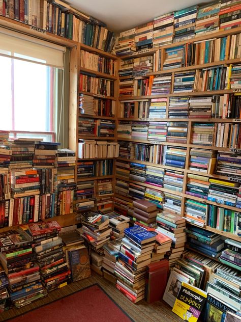 How To Store Lots Of Books, Big Bookshelf, Bookshelves Aesthetic, Bookshop Café, Fall Apartment Decor, Lots Of Books, Home Bookshelves, Home Office Library, Library Bookshelves