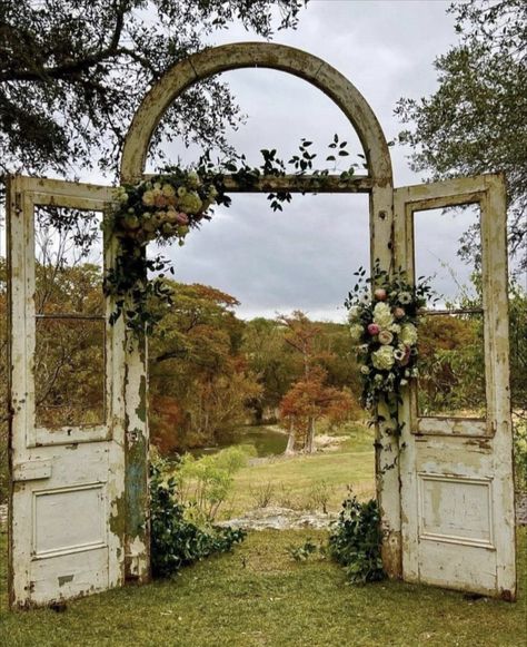 Garden Yard Ideas, Old Door, Garden Doors, Garden Cottage, Garden Gates, Backyard Decor, Backyard Landscaping Designs, Outdoor Projects, Dream Garden