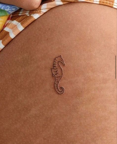 Tiny Unique Tattoos For Women, Beach Mini Tattoo, Summer Aesthetic Tattoo, Simple Linework Tattoos Women, Seahorse Tatoos, Lil Tattoos Ideas, Tattoo Ideas Line Work, Tiny Ocean Tattoo, Simple Small Tattoos With Meaning