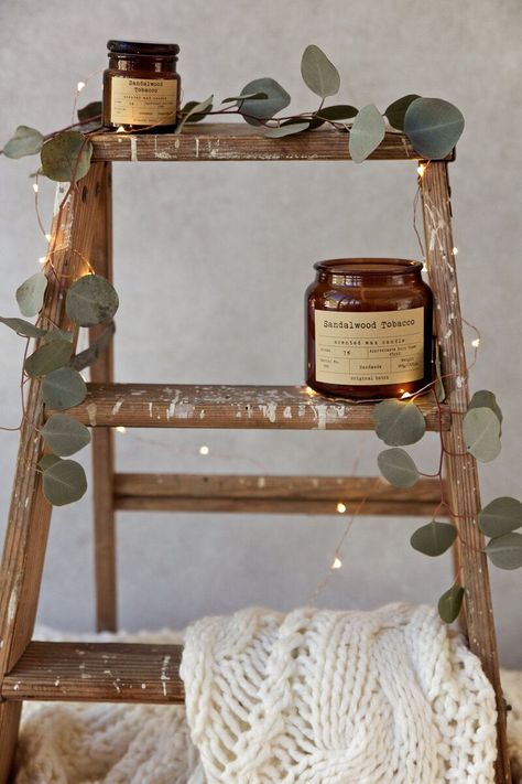 Product photographer Chelsea Loren cozy bohemian scene for luxurious and natural candle company. Candle Styling Photography, Candle Photography Inspiration, Christmas Product Photography, Candle Shoot, Candle Eucalyptus, Candle Photoshoot, Minimal Candles, Wedding Photographer Branding, Cozy Candle