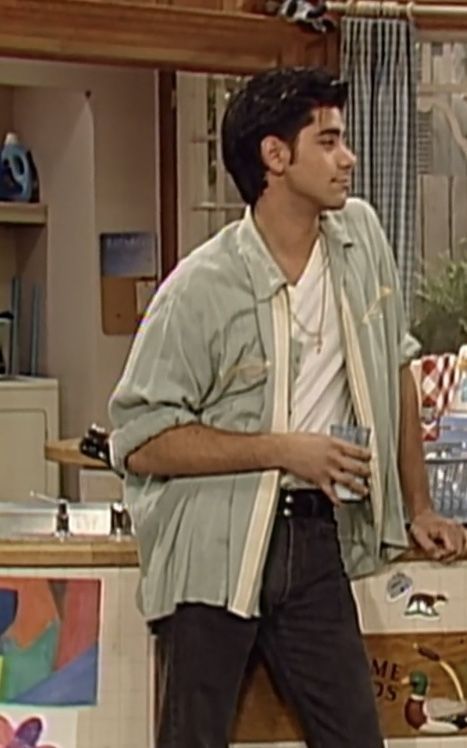 Full House Outfits 90s Uncle Jesse, Jesse Full House Outfit, Jesse Katsopolis Outfits, 2000s Preppy Fashion Men, Uncle Jesse Outfit, Jessie Katsopolis, Uncle Jesse Aesthetic, Jessie Full House, Young John Stamos