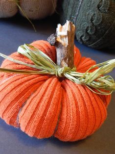 Fabric Pumpkins No Sew, Old Sweater Crafts, Sew Sweater, Fall Pumpkin Crafts, Sweater Pumpkins, Diy Sweater, Diy Fabric Crafts, Easy Halloween Crafts, Fall Halloween Crafts