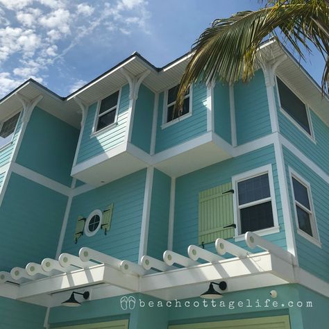 Green Beach Cottage Exterior, Out Side Colours For House, Tropical Exterior House Colors, Turquoise House Exterior, Beach Cottage Style Exterior, Cottage Style Bathrooms, Beach House Colors, Cottage Exteriors, Beach House Exterior