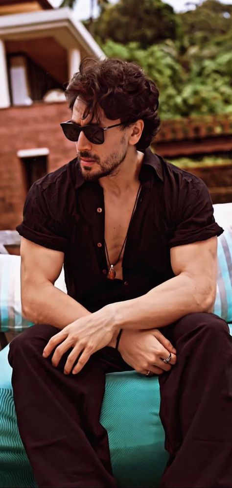 Tiger Shroff Hd Wallpaper, Baby Ninja Turtle, Baby Ninja, Indian Men, Tiger Shroff, Indian Man, Ninja Turtle, Kpop Fashion Outfits, Good Looking Men