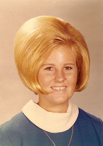 *must try!*  High School Student, 1969 1960 Hairstyles, 1960s Hair, 60s Hair, Bouffant Hair, High Schools, Athletic Hairstyles, Retro Hairstyles, One Hair