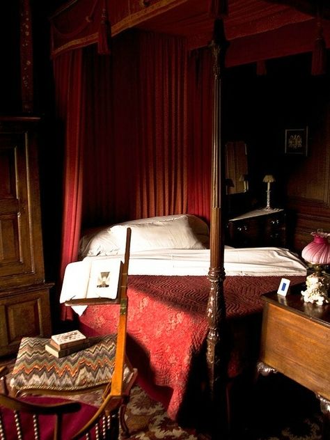 Gryffindor Bedroom Aesthetic, Gryffindor Dorm Room, Hogwarts Dorm Room, Gryffindor Dorm, Hogwarts Bedroom, Hogwarts Dorm, Gryffindor Tower, Gryffindor Common Room, Royal Bedroom