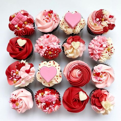 Valentine Minis, Amazing Cupcakes, Red Cupcakes, Valentine Sugar Cookies, Cake Frosting Recipe, Sugar Frosting, Buttercream Cupcakes, Valentines Cupcakes, Cupcake Designs