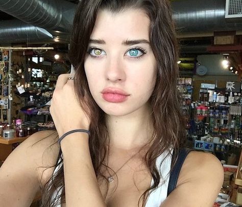 Sarah McDaniel  Sarah's right eye is yellow-brown, while the left one is a lovely bonnie blue. Not only is it 'groovy', it is also downright stunning, and slightly hypnotic. And for an aspiring model in a highly competitive field, it's potential gold. Heterochromia Model, Sarah Mcdaniel, Heterochromia Eyes, Two Different Colored Eyes, Different Colored Eyes, Pretty Eyes, सोशल मीडिया, Going Crazy, Beautiful Eyes