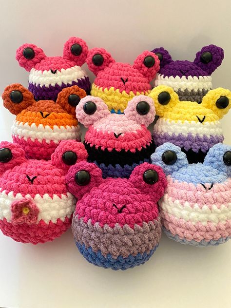 Pride Crochet Plushies, Subtle Pride Crochet, Lesbian Flag Crochet Top, Pride Month Crochet Ideas, Lgbtq Crochet Patterns, Lgbtq Crochet Ideas, Pride Crochet Projects, Pride Month Crochet, Crochet Pride Ideas