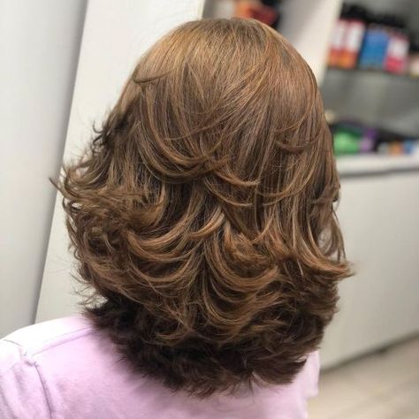 Bouncy Feathered Hairstyle for Thick Hair Small Haircut, Feathered Layered Hairstyles, Feathered Hair Cut, Hairstyles Layered, Brown Hair With Blonde, Hair With Blonde Highlights, Layered Haircuts For Medium Hair, Medium Layered, Layered Hairstyles