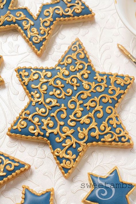 Growing up, I was lucky enough to celebrate both Christmas and Hanukkah with my family. My dad’s latkes are still the best I’ve had! I was long overdue for a Hanukkah cookie tutorial so I’m thrilled to share these decorated cookies for Hanukkah with you Star Cookies Decorated, Hannukah Cookies, Ugly Sweater Cookie, Cookie Techniques, Hanukkah Traditions, Royal Icing Decorated Cookies, Christmas Cookie Box, Hanukkah Crafts, Chanukah Party