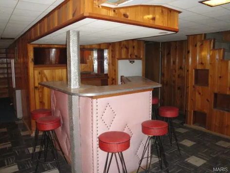 Kitchen Reorganization, Creepy Nostalgia, Family Room Bar Ideas, 50s Style Kitchens, Vintage Basement, Lodge Bar, Retro Basement, Retro Homes, Basement Bars