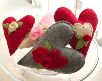 LulabyFeltCreations - Etsy Felt Hearts Crafts, Vintage Valentine Crafts, Saint Valentin Diy, Valentines Bricolage, Mini Christmas Ornaments, Diy Valentine's Day Decorations, Valentines Decor, Felt Ornament, Diy Valentines Crafts