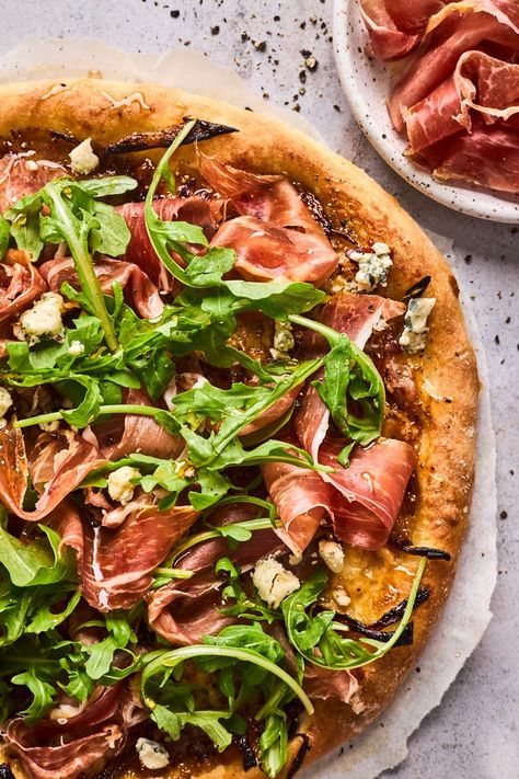 Pizza With Figs And Prosciutto, Prosciutto Fig Arugula Pizza, Fig Arugula Pizza, Proccutio Arugula Pizza, Proscuitto Fig Pizza, Prosciutto Fig Pizza, Flatbread Meals, Fig Pizza Recipes, Pizza With Hot Honey