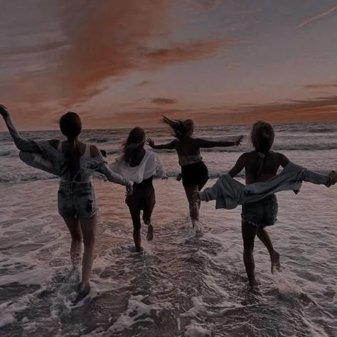 Group Picture Poses, 4 Best Friends, Girl Friendship, Friend Pictures Poses, Shotting Photo, Beach Friends, Best Friends Shoot, Friend Poses Photography, Best Friends Aesthetic