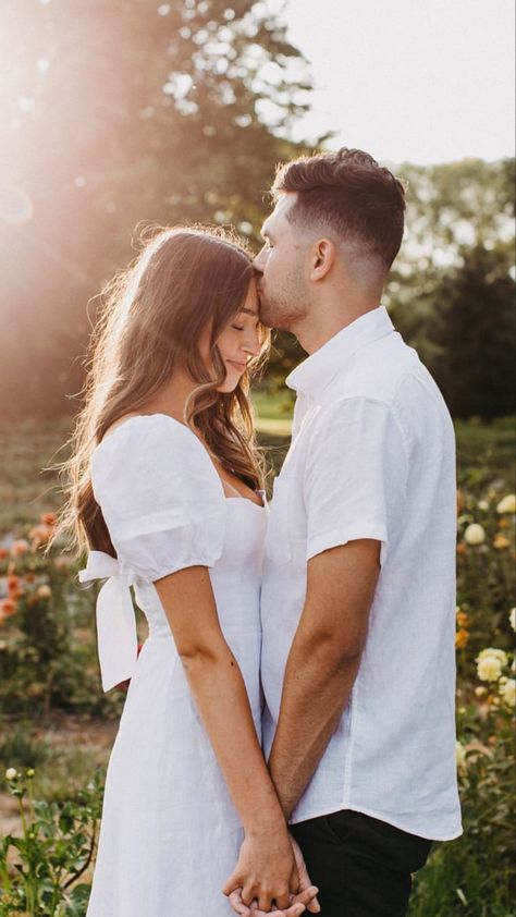 Engagement Shoots Poses, Shooting Couple, Wedding Fotos, Engagement Picture Outfits, Fall Engagement Pictures, Engagement Photography Poses, Cute Engagement Photos, Couple Engagement Pictures, Pre Wedding Photoshoot Outdoor