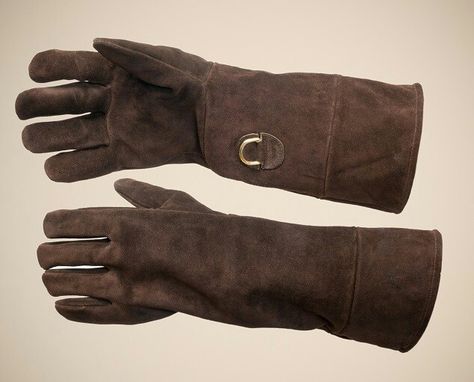 Sybil Ramkin, Medieval Gloves, Falconry Glove, Dnd Ranger, Falconry Equipment, Witcher Oc, Lady Sybil, Native American Regalia, Knight Armor