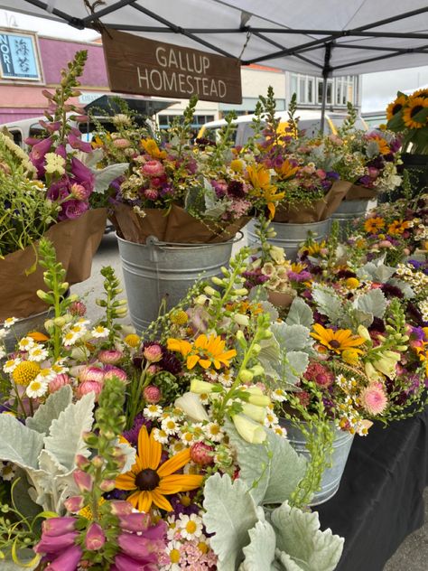 Late Spring bouquets for sale at the Arcata farmers market Flower Bouquet Market Display, Flower Stand At Farmers Market, Flower Stand Market, Farmers Market Display Flowers, Spring Farmers Market Aesthetic, Unique Farmers Market Ideas, Market Bouquet Recipe, Flower Booth Farmers Market, Farmers Market Flower Stand