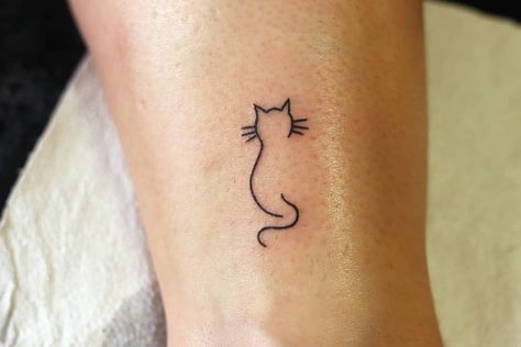 Cat Tattoo Designs Line Art, Black Outline Cat Tattoo, Tattoo Cat Outline, Cat Mom Tattoo Small, Tiny Cat Outline Tattoo, Outline Of A Cat Tattoo, Small Tabby Cat Tattoo, Cat Tattoo Small Simple Outline, Cat Name Tattoo Ideas