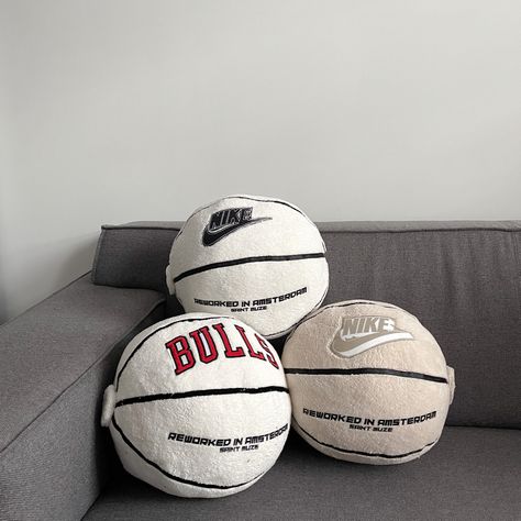 Reworked Basketball pillows made out of leftover towels and blankets mixed with rest vintage Basketball Pillow, Sneakerhead Room, Basketball Room, Zimmer Diy, Desain Quilling, Future Apartment Decor, Room Deco, Cute Bedroom Decor, Cozy Room Decor