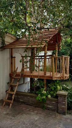 Garden Tree House, Tree House Plans, Tree House Diy, Tree House Kids, Cool Tree Houses, Tree House Designs, Backyard Playground, Ideas Casa, Backyard Play