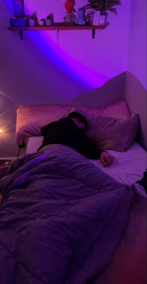 Guy Sleeping In Bed Snapchat, Napping Together Couple, Laying In Bed Aesthetic Couple Night, Sleeping Girlfriend Aesthetic, Boy And Girl Sleeping Together, Couple Napping Aesthetic, Night Bed Pics, Fake Sleeping Snaps, Fake Couple Snaps Night Bed